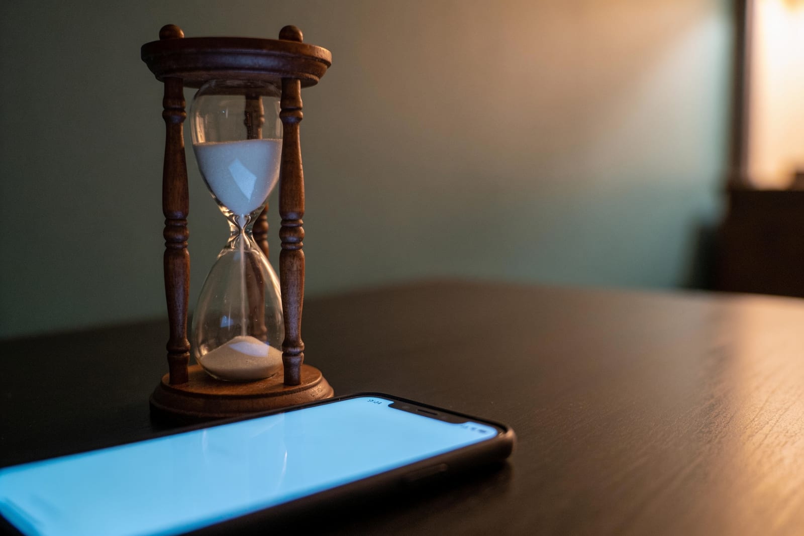 Песочные часы и светящийся экран телефона в темноте: на каждой стадии игра занимает всё больше времени